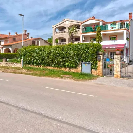Daire Gaspar 2 With Terrace Near The